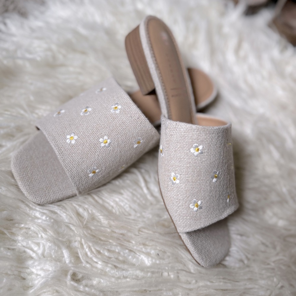Lauren Conrad Daisy Slide Sandals